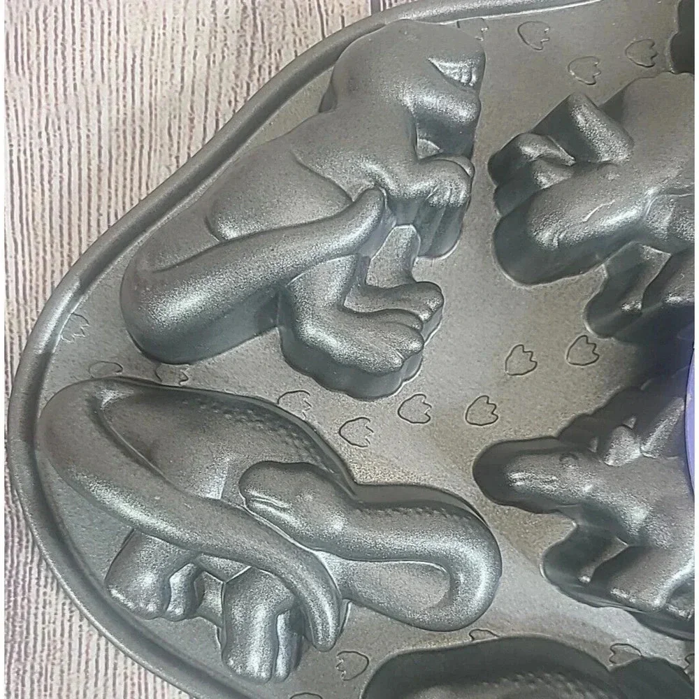 Nordic Ware Dinosaur Muffin Pan Heavy Cast Aluminum Bundt Cupcakes Baking New